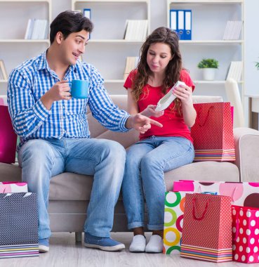 Genç çift alışveriş yaptıktan sonra bir sürü çanta aldı.