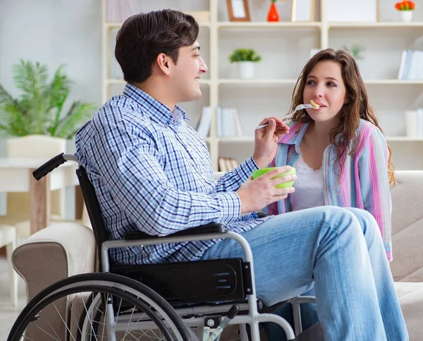 De jonge familie die voor elkaar zorgt — Stockfoto