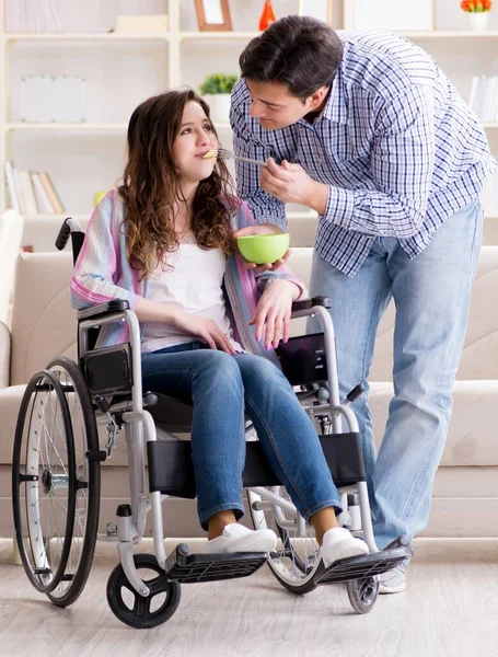 La joven familia cuidándose mutuamente —  Fotos de Stock