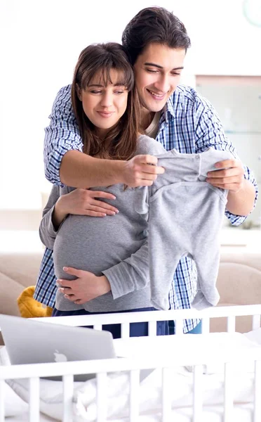 Los padres jóvenes esperan su primer bebé — Foto de Stock