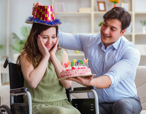 Den unga familjen firar födelsedag med handikappade — Stockfoto