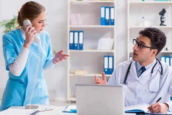 Médecin masculin et féminin discutant à l'hôpital — Photo