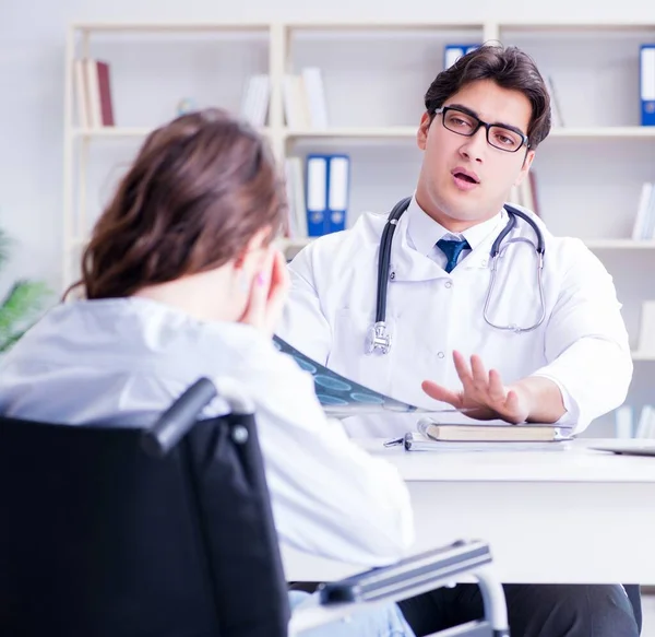 Arzt teilt Patienten entmutigende Labortestergebnisse mit — Stockfoto