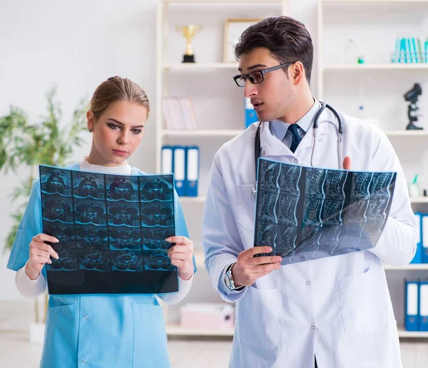 De twee artsen onderzoeken röntgenfoto 's van patiënten voor diagnose — Stockfoto