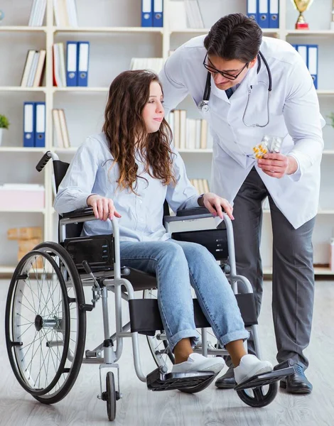 휠체어를 타고 정기 검진을 받기 위해 의사를 방문하는 장애 환자 — 스톡 사진