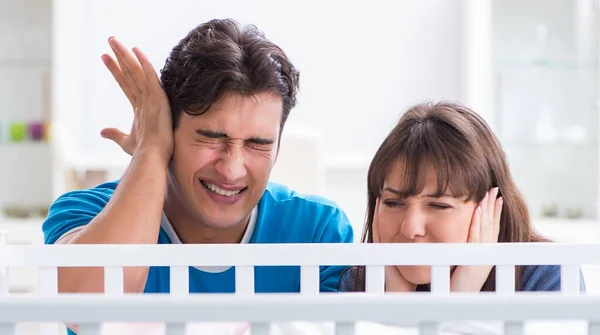 De jonge familie gefrustreerd over baby huilen — Stockfoto