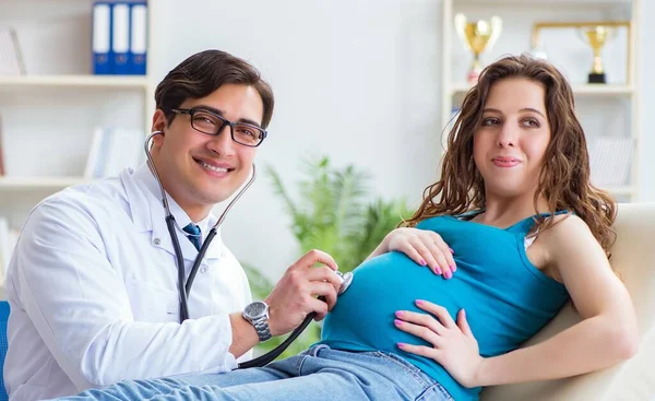 Läkare undersöka gravid kvinnlig patient på sjukhus — Stockfoto