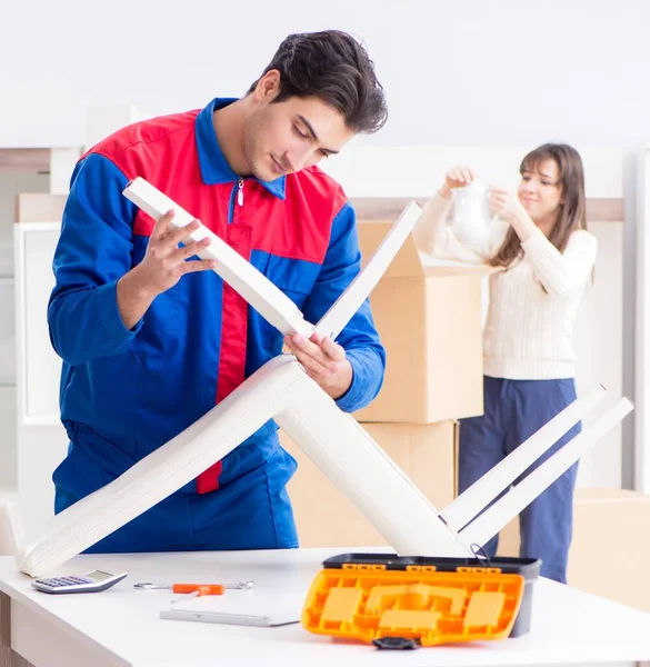 女性監督下で家具を組み立てる請負業者の修理工 — ストック写真