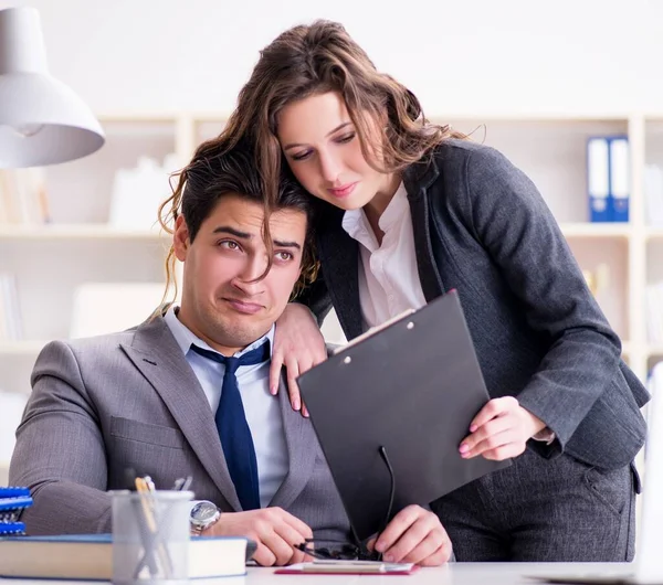 Seksuele intimidatie concept met man en vrouw in het kantoor — Stockfoto