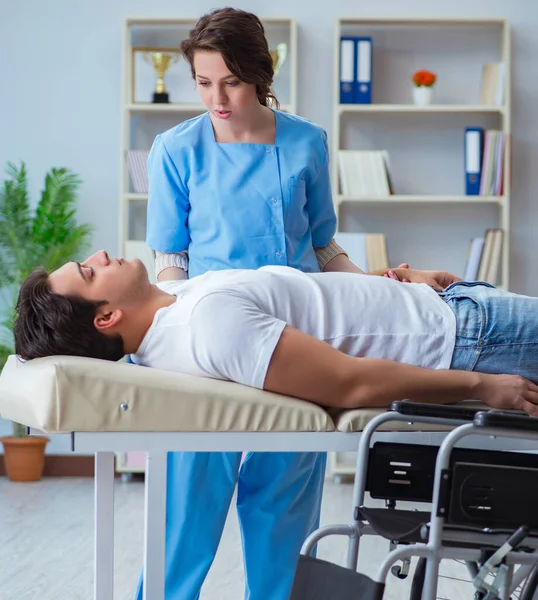 Patient undergoing rehabilitation recovery programme with doctor — Stock Photo, Image