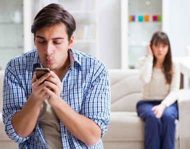 Evde birbirini aldatan bir çift.