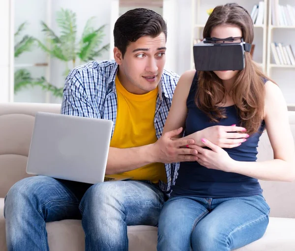 Die junge Familie spielt Spiele mit Virtual-Reality-Brillen — Stockfoto