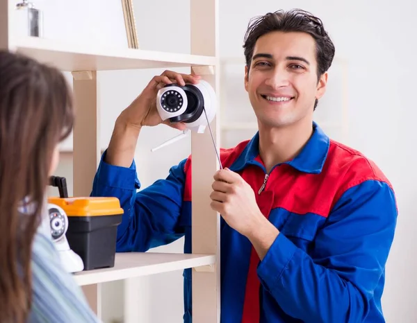 Cliente recebendo câmera de segurança instalada em casa pelo contratante — Fotografia de Stock