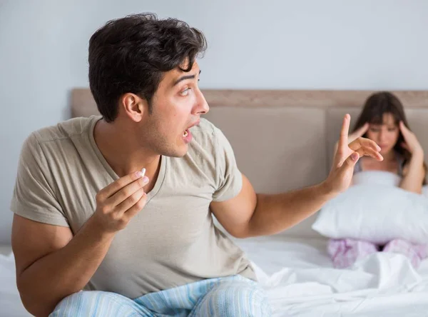 Uomo che soffre di impotenza con la pillola — Foto Stock