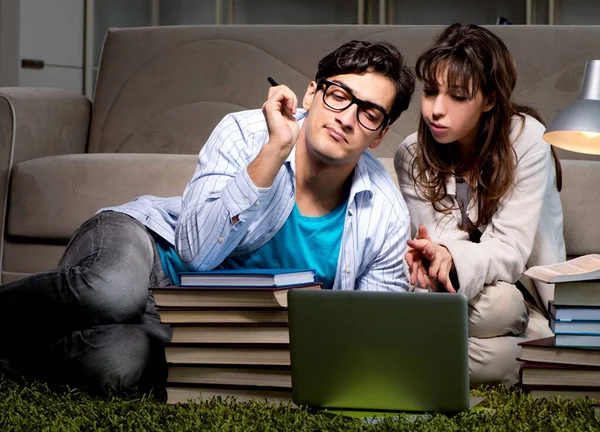 Twee studenten studeren laat voor te bereiden op examens — Stockfoto