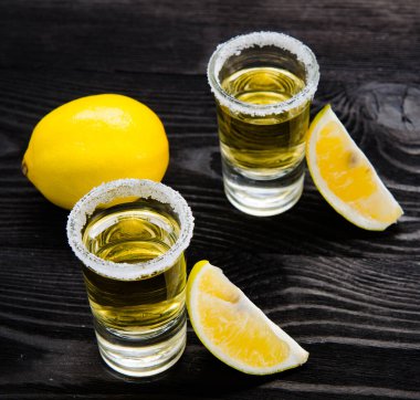 Limonlu ve tuzlu bardakta servis edilen tekila içeceği.