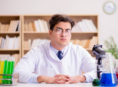 Çılgın bilim adamı bir laboratuarda deneyler yapıyor.