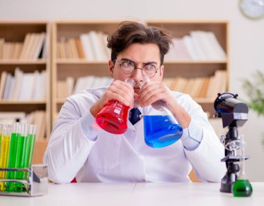 Çılgın bilim adamı bir laboratuarda deneyler yapıyor.