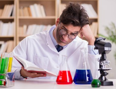 Çılgın bilim adamı bir laboratuarda deneyler yapıyor.