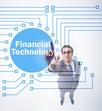 Fintech konseptinde düğmelere basan iş adamı