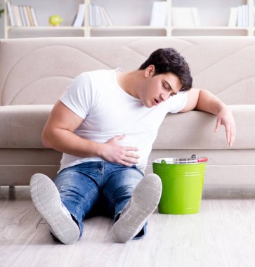 Midesi bulanan ve kusan bir adam.