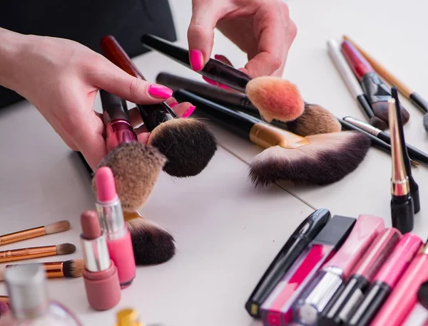 Verzameling van make-up producten op de tafel — Stockfoto