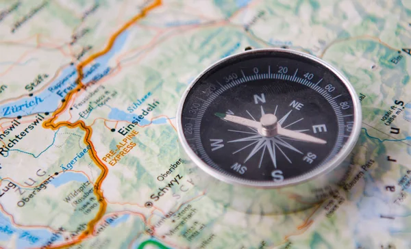 Resekoncept med kompass och karta — Stockfoto