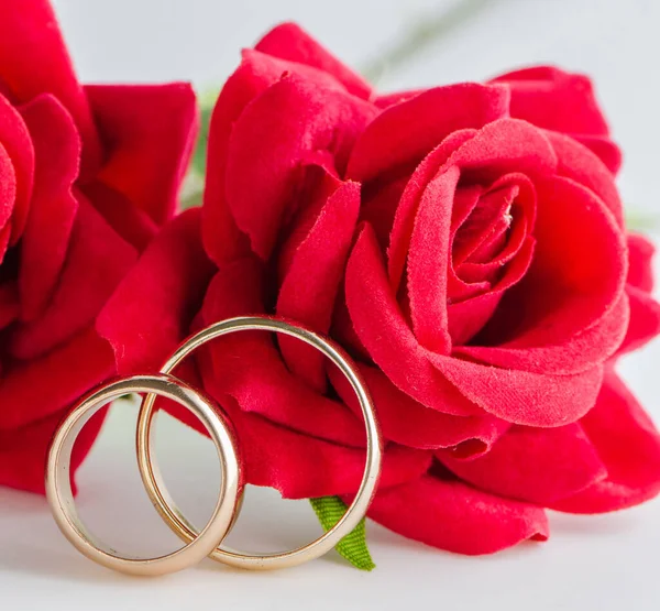 Concetto di matrimonio con anelli e rose — Foto Stock