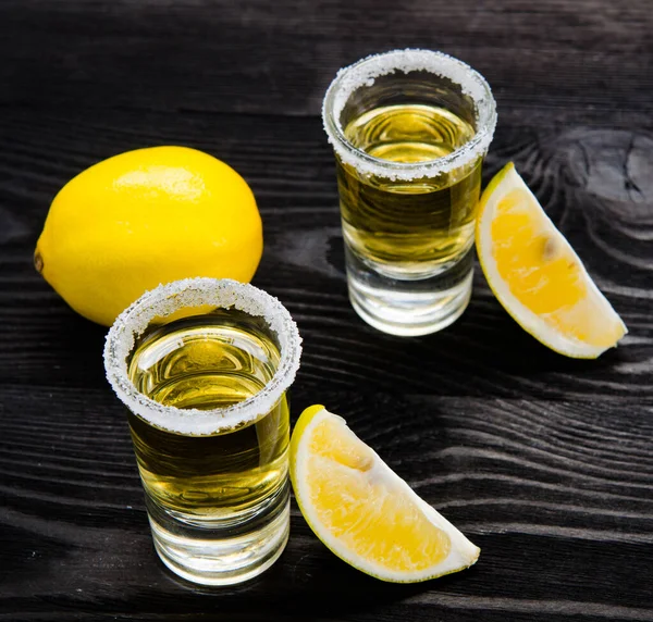 Bebida de tequila servida em copos com limão e sal — Fotografia de Stock