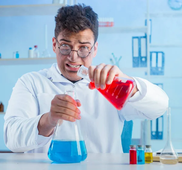 Amuzant nebun chimist de lucru într-un laborator — Fotografie, imagine de stoc