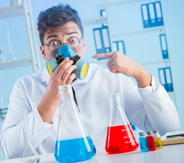 Divertente chimico pazzo che lavora in un laboratorio — Foto Stock