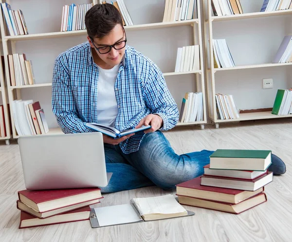 Estudiante joven estudiando con libros — Foto de Stock