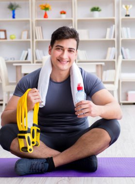 Genç adam spor ve sağlıklı yaşam tarzı dolandırıcılığı yapıyor.