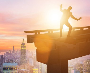 Bozuk köprüyle belirsizlik konsepti içinde iş adamı