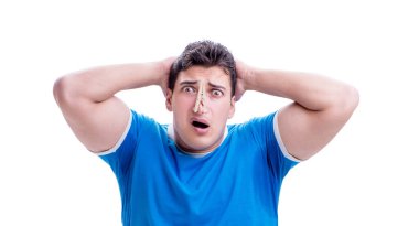 Aşırı derecede terleyen, kötü kokan bir adam, izole edilmiş beyaz bir köyde.