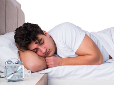 Yatakta uykusuzluk çeken bir adam.