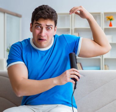 Adamın evde aşırı derecede terlemesi ve kötü kokması.