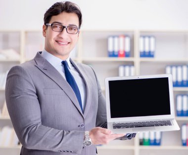 Ofiste çalışan genç bir işadamı.