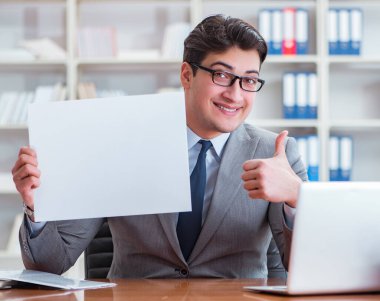 Ofisteki işadamı elinde boş bir mesaj panosu tutuyor.