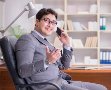 Ofiste çalışan genç bir işadamı.