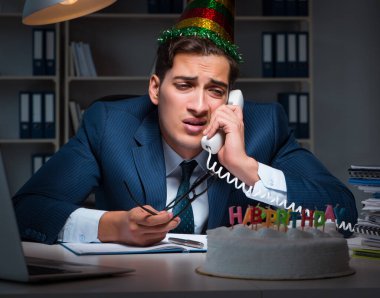 Adam ofiste doğum gününü kutluyor.