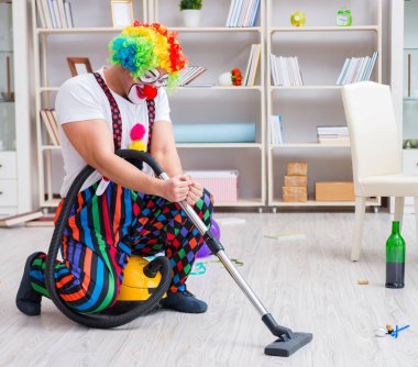 Komik palyaço evde temizlik yapıyor.