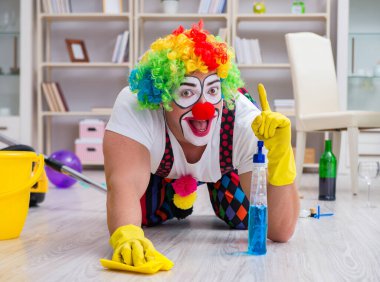 Komik palyaço evde temizlik yapıyor.