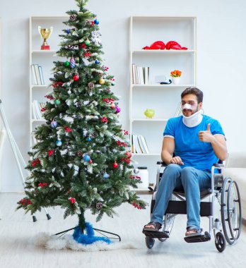 Sakatlanan adam Noel 'i evde kutluyor