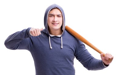 Beyazda beysbol sopası olan genç bir holigan.