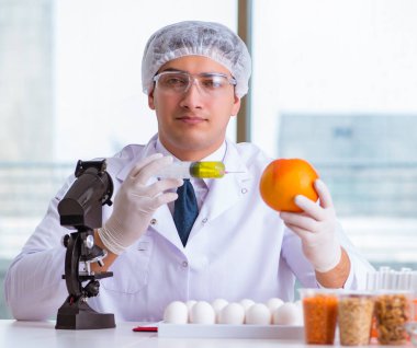 Besin uzmanı gıda ürünlerini laboratuarda test ediyor.