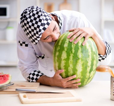 Mutfakta karpuzlu bir erkek aşçı.