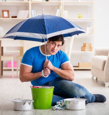 Evdeki adam, komşu sel sızıntısıyla uğraşıyor.