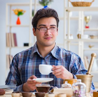Yeni demler deneyen profesyonel çay uzmanı.