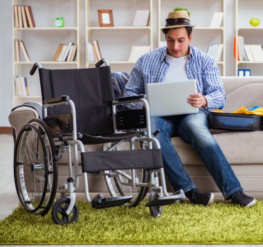 Pasif adam dizüstü bilgisayarla internetten seyahat rezervasyonu